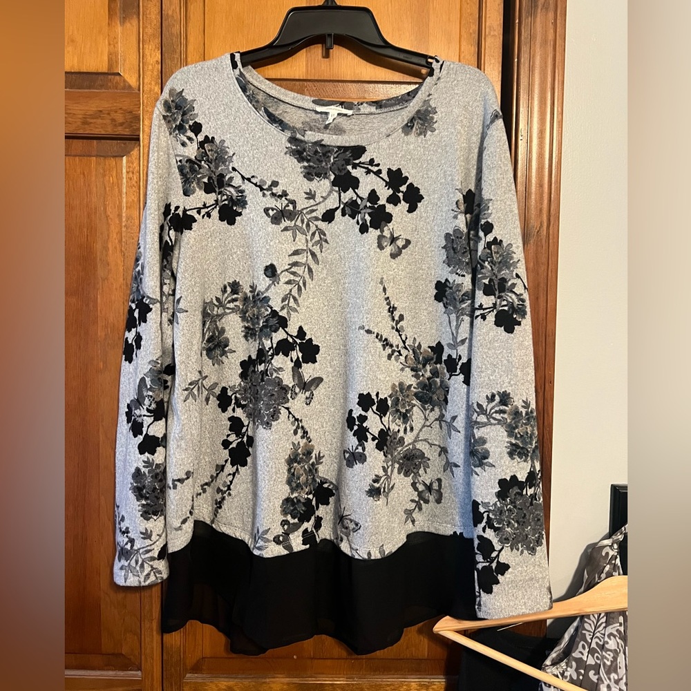Maurices Blouse Size XL Grey and Black Floral Print